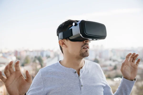 Hombre usando gafas virtuales — Foto de Stock