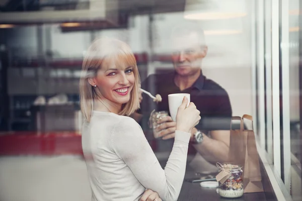 Pareja en gasolinera Café — Foto de Stock