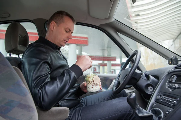 Mannelijke eten Jar salade — Stockfoto