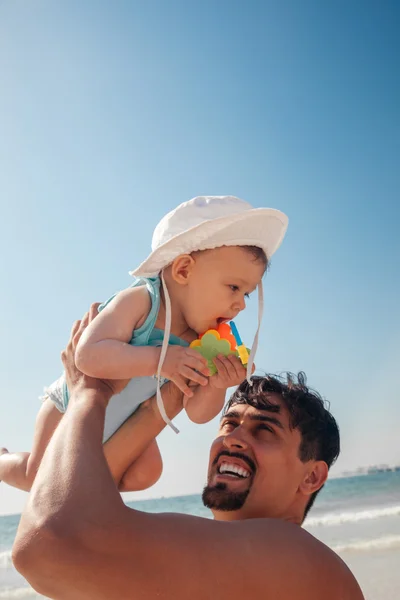 Père et bébé garçon à la plage — Photo