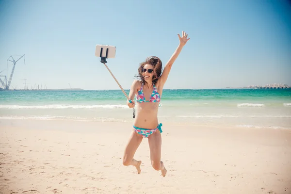 Mulher alegre tomando selfie no mar — Fotografia de Stock