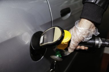 Benzin istasyonunda erkek yakın çekim