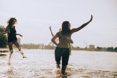 Hipster arkadaşlar kumsal