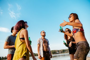 Hipster arkadaşlar kumsal