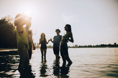 Hipster arkadaşlar kumsal