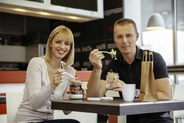 Pareja almorzando —  Fotos de Stock