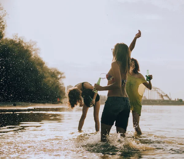 Hipster amigos en la playa —  Fotos de Stock