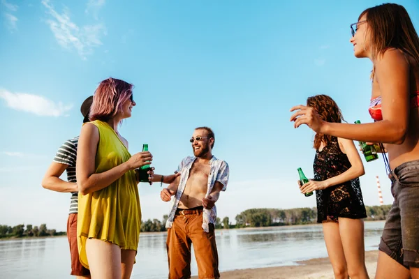 ビーチで流行に敏感な友人 — ストック写真