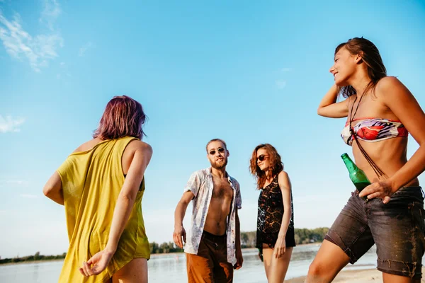 Hipster przyjaciół na plaży — Zdjęcie stockowe