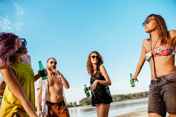 Hipster amigos en la playa —  Fotos de Stock