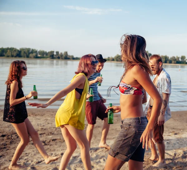 Amici hipster in spiaggia — Foto Stock
