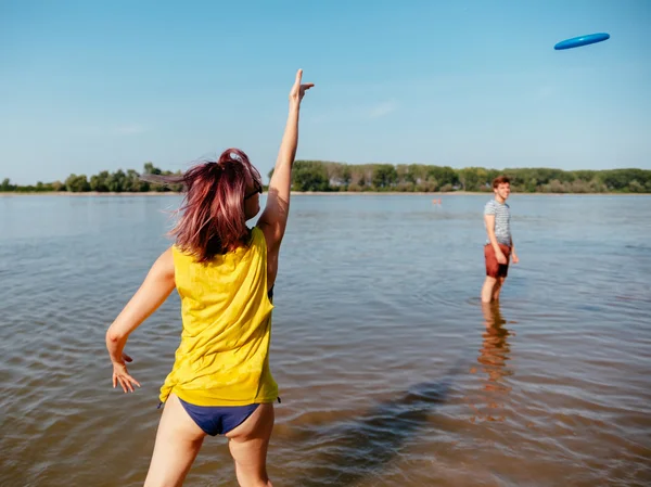 Hipster vänner på stranden — Stockfoto