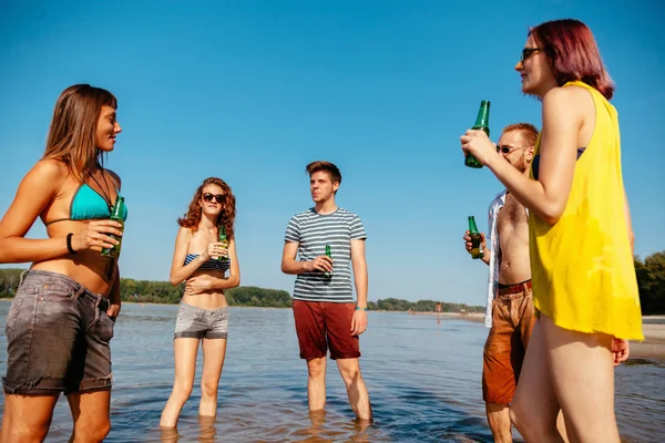 Hipster amigos en la playa —  Fotos de Stock