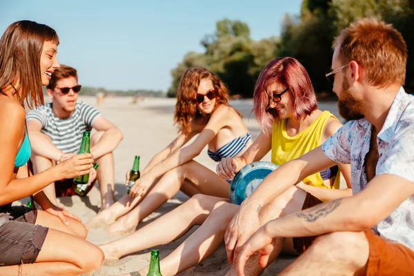 Hipster vrienden op het strand — Stockfoto