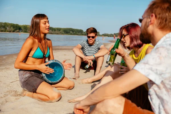 Hipster amis à la plage — Photo