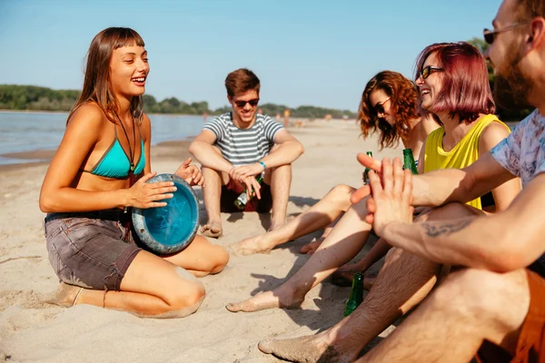 Hipster amigos na praia — Fotografia de Stock