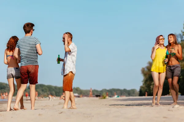 Hipster amigos na praia — Fotografia de Stock