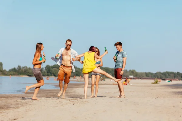 Hipster amigos na praia — Fotografia de Stock