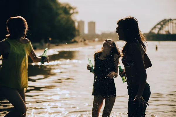 Amici hipster in spiaggia — Foto Stock