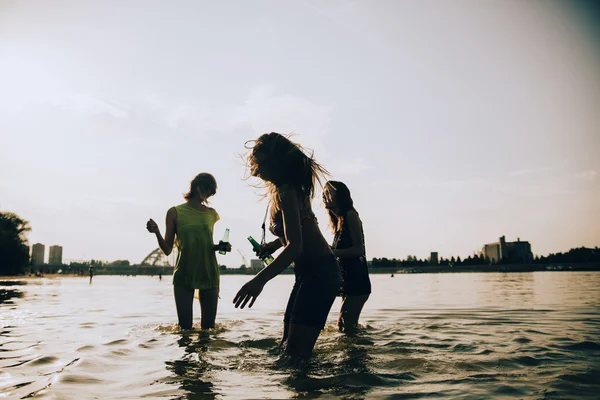 Hipster-Freunde am Strand — Stockfoto