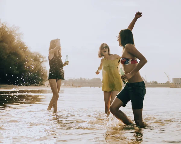 Hipster amigos na praia — Fotografia de Stock