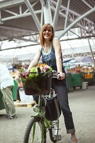 Jonge vrouw op Marktplaats — Stockfoto