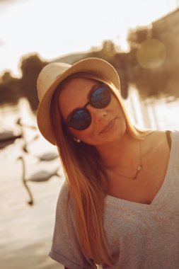 Nehri yakınında genç erkek