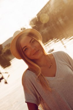 Nehri yakınında genç erkek