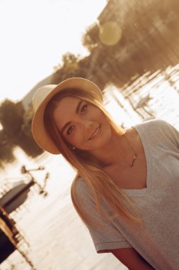 Nehri yakınında genç erkek