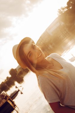 Nehri yakınında genç erkek