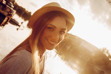 Nehri yakınında genç erkek