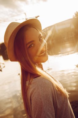 Nehri yakınında genç erkek