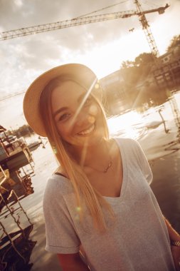 Nehri yakınında genç erkek