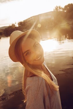 Nehri yakınında genç erkek