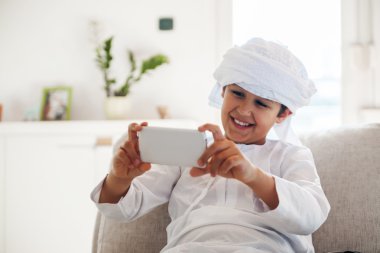 Arap çocuk Smartphone kullanarak