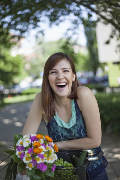 Vrouw gaat van marktplaats — Stockfoto