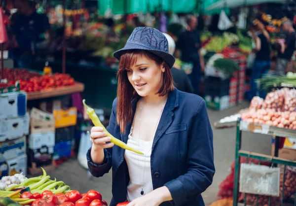 Mujer en el mercado —  Fotos de Stock