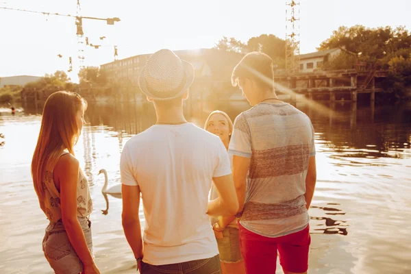 Amici divertirsi vicino al lago — Foto Stock