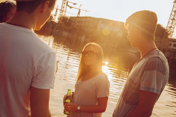 Amici divertirsi vicino al lago — Foto Stock