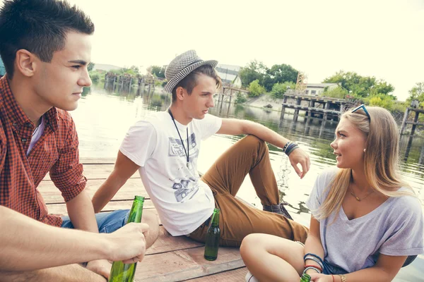 Amigos Chilling Near Lake —  Fotos de Stock