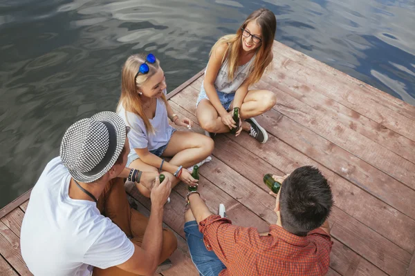 Amigos refrigeração perto do lago — Fotografia de Stock