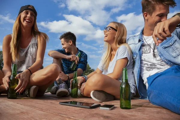 Friends Chilling Near Lake — Stock Photo, Image