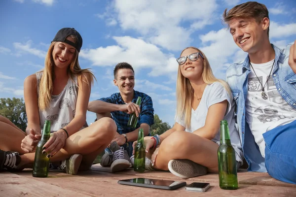 Vänner kylning nära lake — Stockfoto