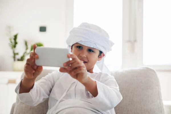 Menino árabe usando Smartphone — Fotografia de Stock