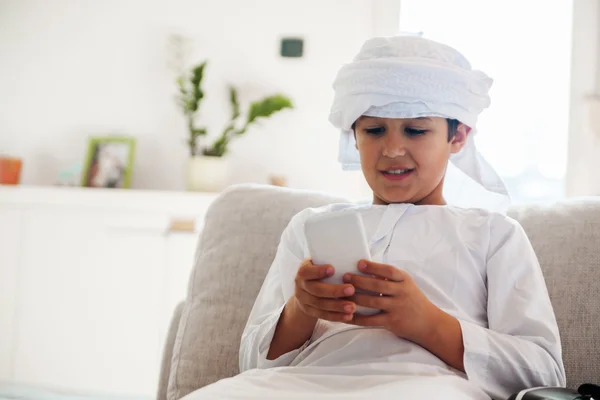 Ragazzo arabo utilizzando Smartphone — Foto Stock