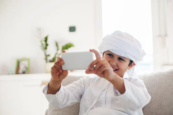 Arabe garçon en utilisant Smartphone — Photo