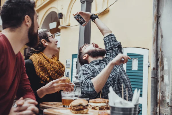 Amigos en restaurante de comida rápida —  Fotos de Stock