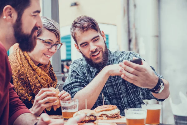 Přátelé v Fast Food restaurace — Stock fotografie