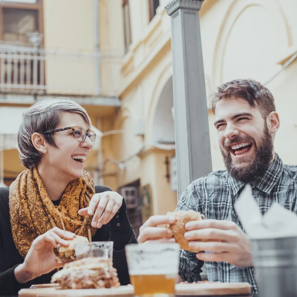 Casal no restaurante fast food — Fotografia de Stock