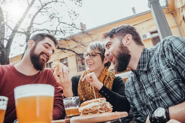 Amigos en restaurante de comida rápida —  Fotos de Stock